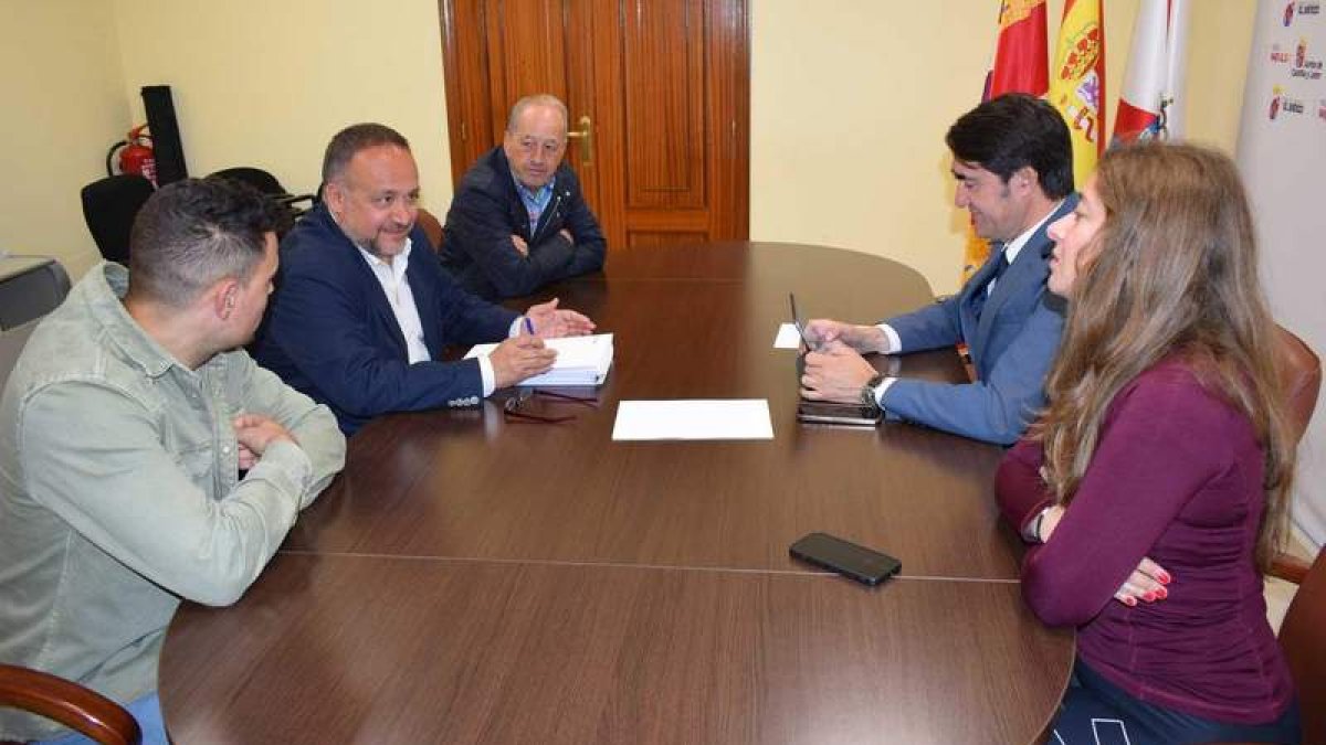 Courel, segundo izquierda, y Suárez-Quiñones, cuarto. DL