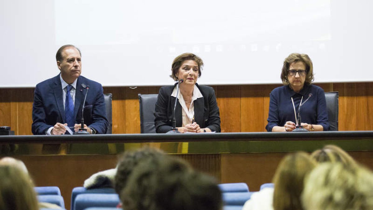 Pedro Juan Ibor, Marisol Medina y Alicia Alonso, ayer en el Colegio de Médicos. FERNANDO OTERO PERANDONES