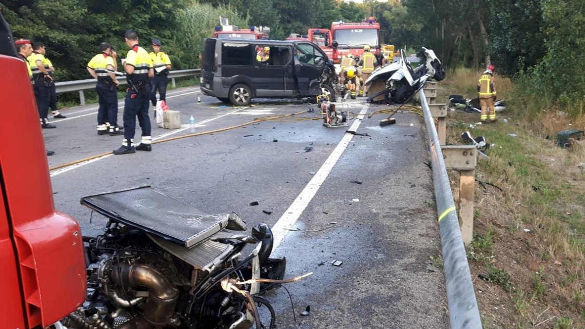 El accidente de Vidreres en el que han perdido la vida cuatro jóvenes que ocupaban un turismo. /