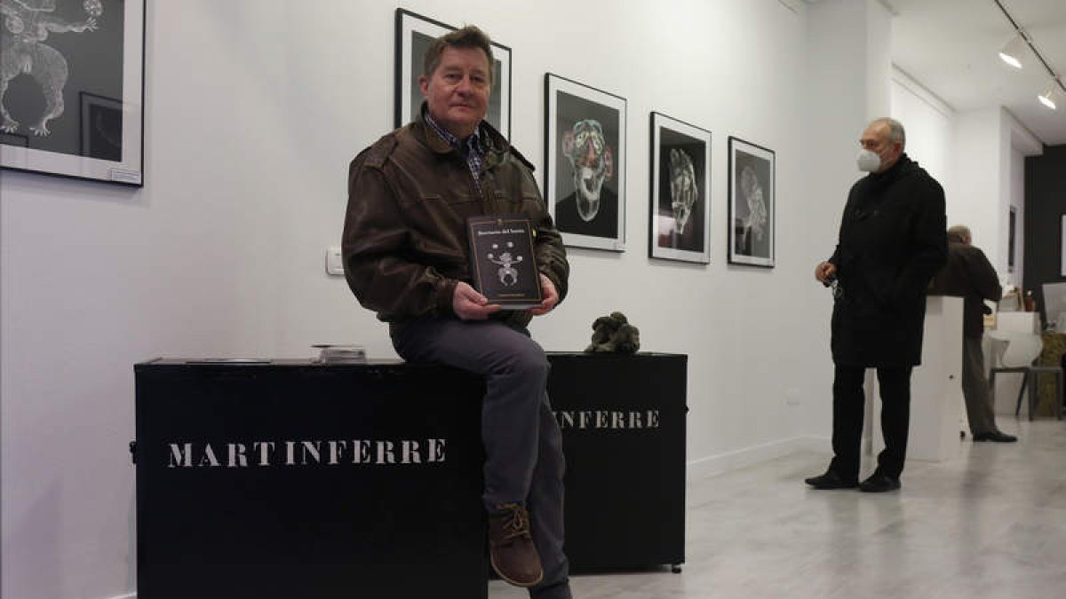 Casimiro Martinferre, ayer en Ármaga, donde presentó el libro ‘Breviario del harén’ y la exposición sobre el mismo. FERNANDO OTERO