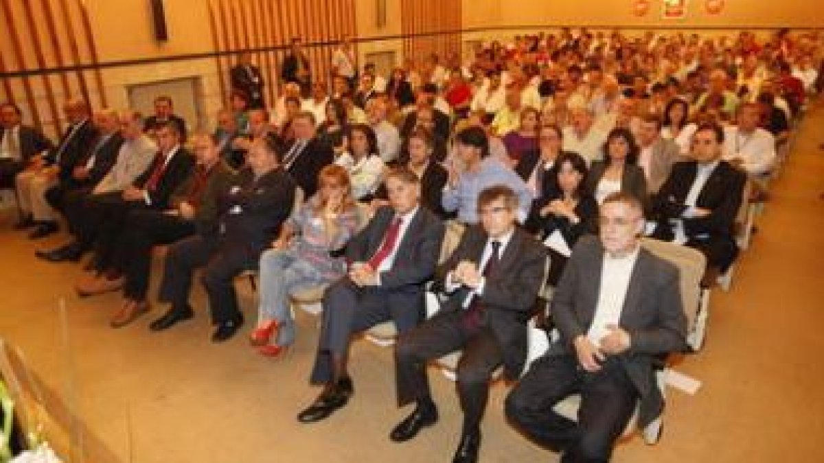 Más de 50 invitados de partidos y colectivos asistieron a la apertura