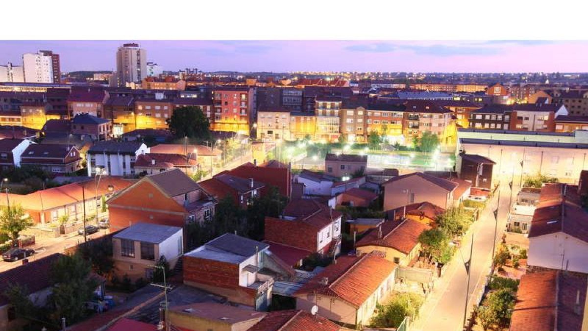 Panorámica del leonés Barrio de Pinilla que desde esta tarde vivirá tres jornadas festivas en honor a la Virgen del Carmen.