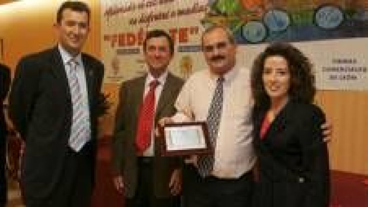 Isaac García recoge el reconocimiento a la Policía Local