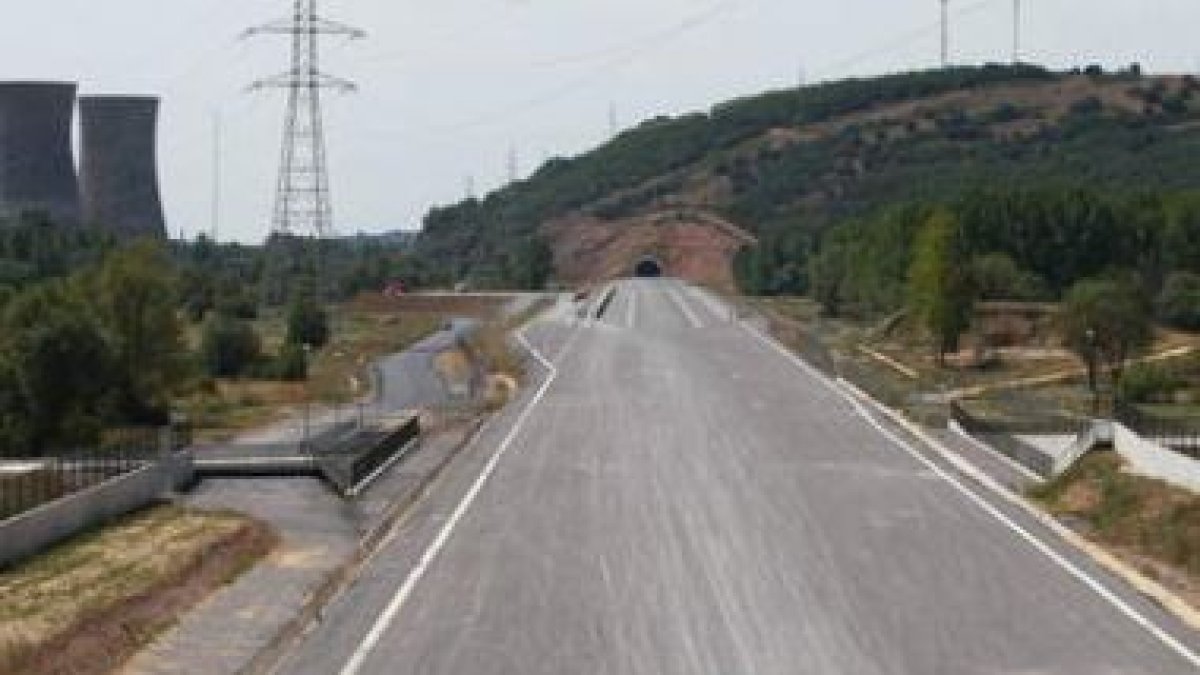 Plataforma del inicio de la Variante de Pajares, en Llanos de Alba, con capa de subbalasto.