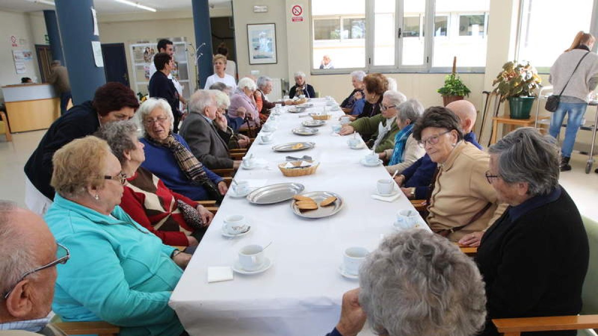 Momento de la jornada de convivencia celebrada ayer. BARREDO