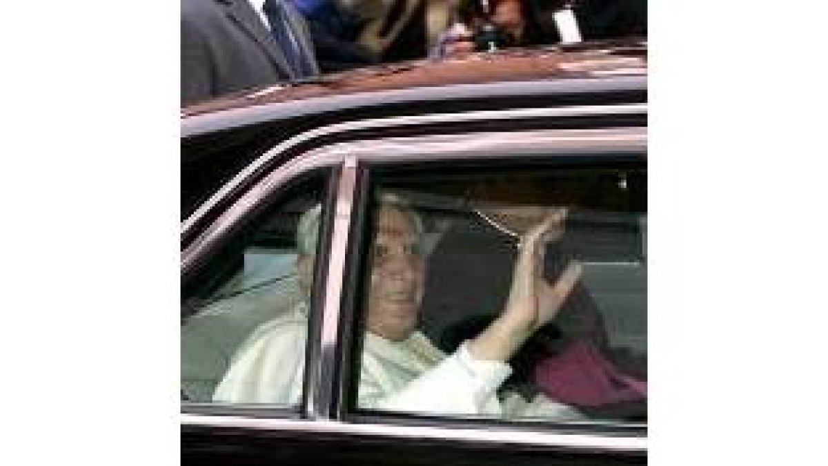 Foto de archivo del Papa a bordo de un Mercedes Benz por Roma