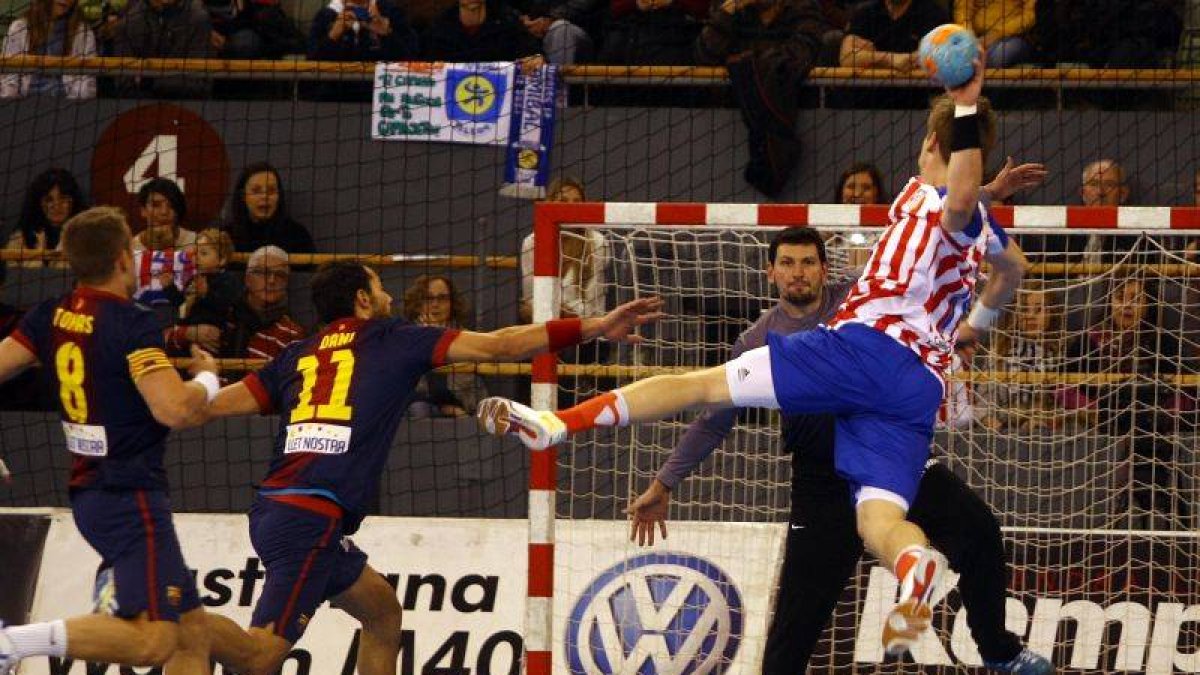 Barcelona y Atlético de Madrid en un encuentro de la Liga Asobal.