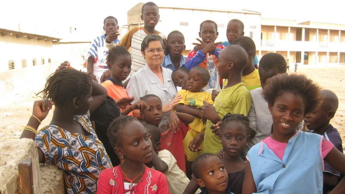 La misionera berciana sor Regina Casado, en su trabajo en la barriada senegalesa donde ejerce
