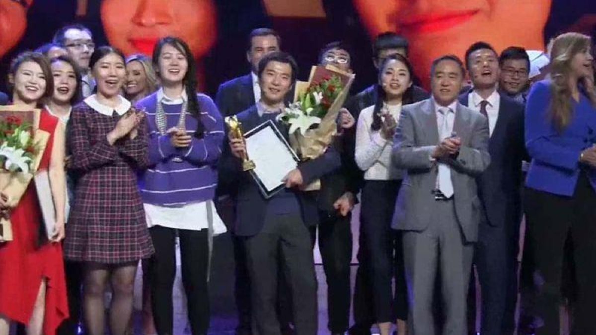 Los ganadores del concurso celebran el final de la edición en la televisión china.
