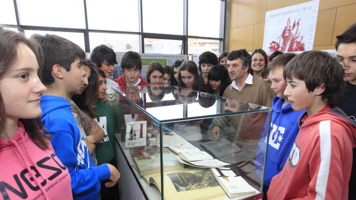 Los alumnos del Gil y Carrasco observan uno de los elementos de la muestra.