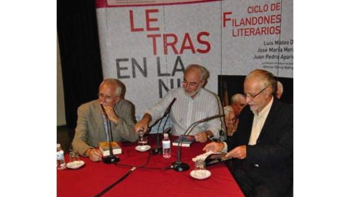 Díez, Aparicio y Merino, en su filandón en Ponferrada.