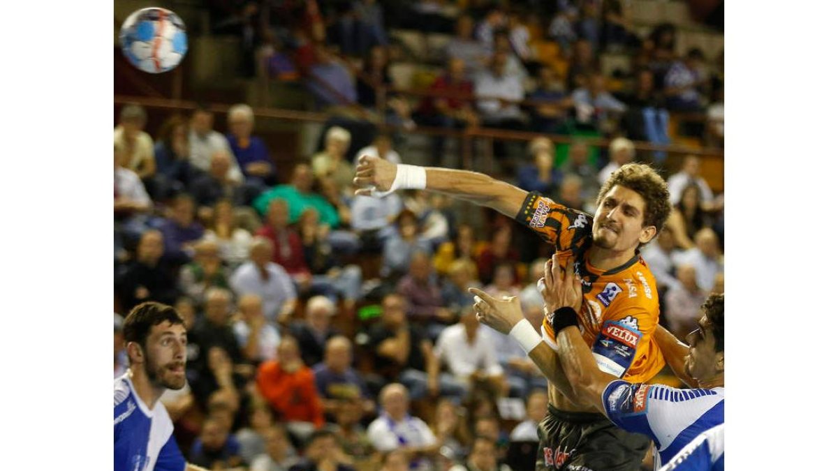 El Abanca Ademar firmó ante el Wisla Plock en León el partido más completo de la temporada. FERNANDO OTERO
