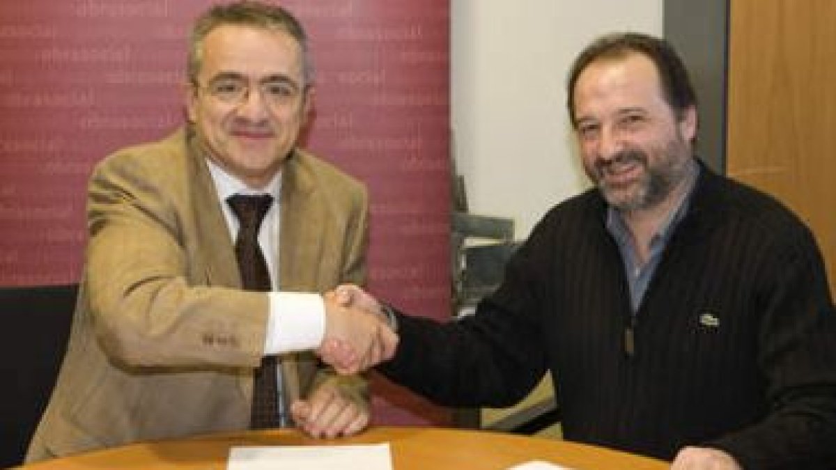 El gerente de la Obra Social, Dionisio Domínguez, y el presidente de Aspace, Evaristo Menéndez
