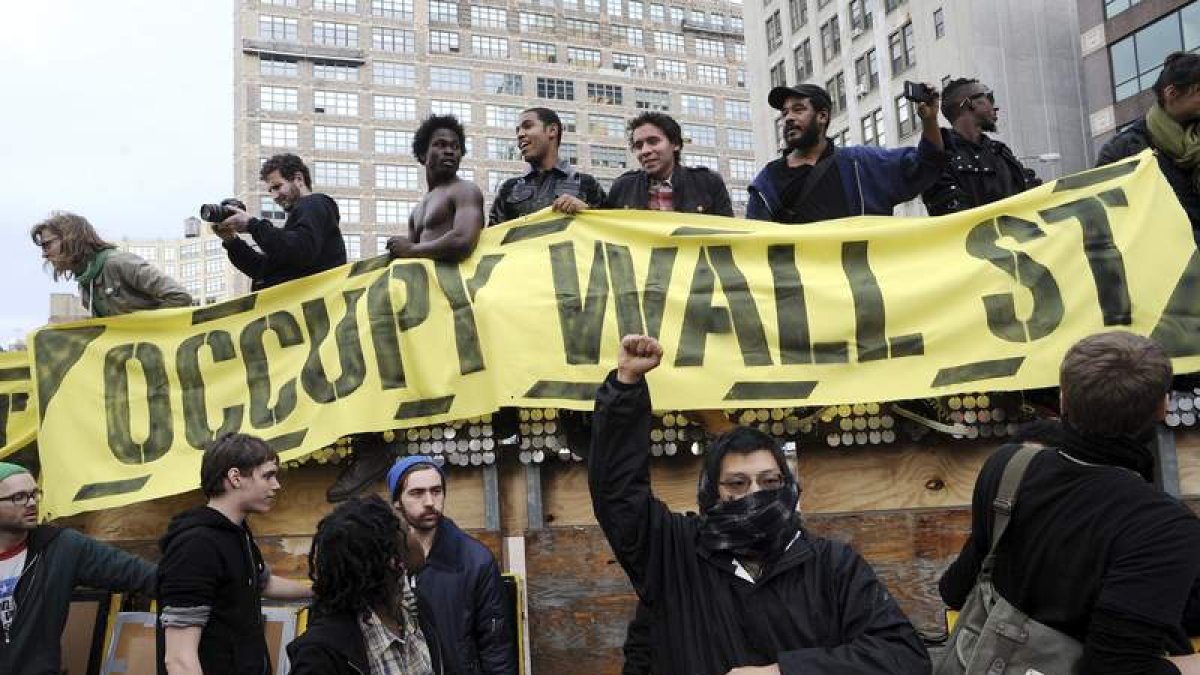 El movimiento ‘Ocupa Wall Street’ marcha por Manhattan tras el desalojo de la plaza Zucotti.