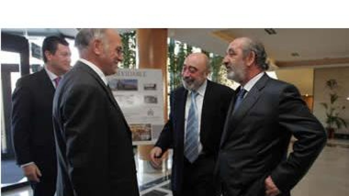 Agustín González (Caja Ávila), José María Arribas (Caja Burgos) y Santos Llamas, en una imagen de ar