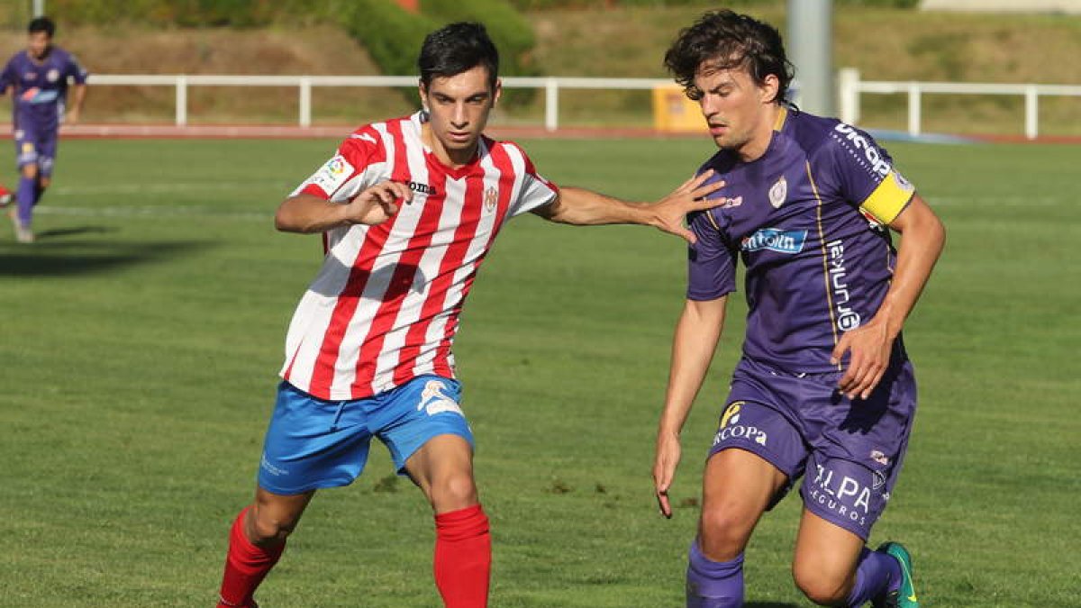 El equipo rojiblanco sufrió una injusta derrota ante uno de los aspirantes al ascenso. L. DE LA MATA