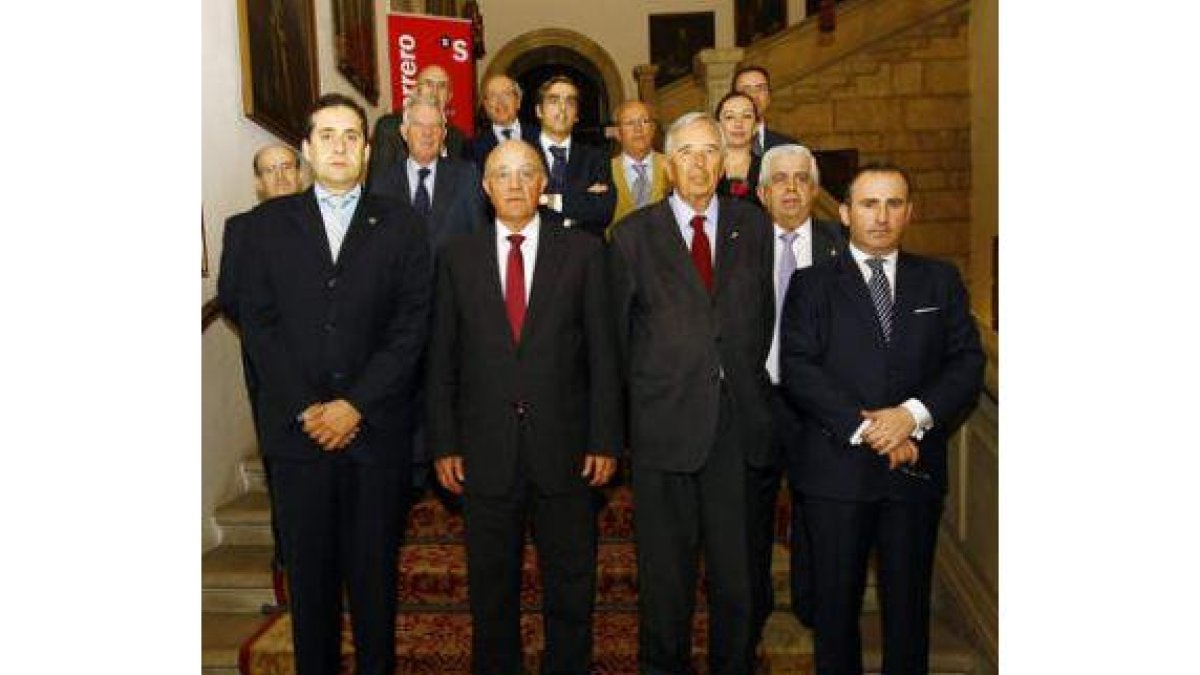 Fernández Cardo, José Oliú, Juan Manuel Desvalls y Pablo Junceda, con el resto del consejo.