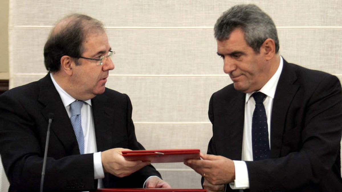 Juan Vicente Herrera y Julio Villarrubia, en el momento de sellar su primer acuerdo institucional.
