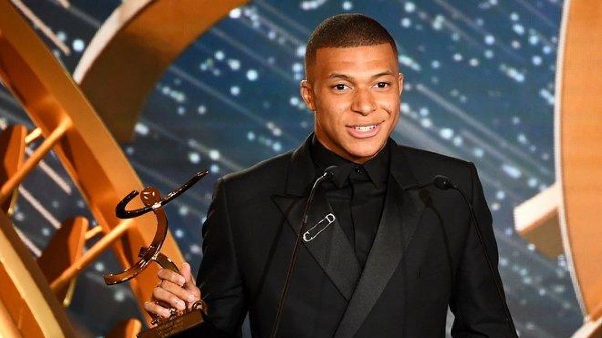 Mbappe posa con el trofeo como mejor jugador de la temporada en Francia.