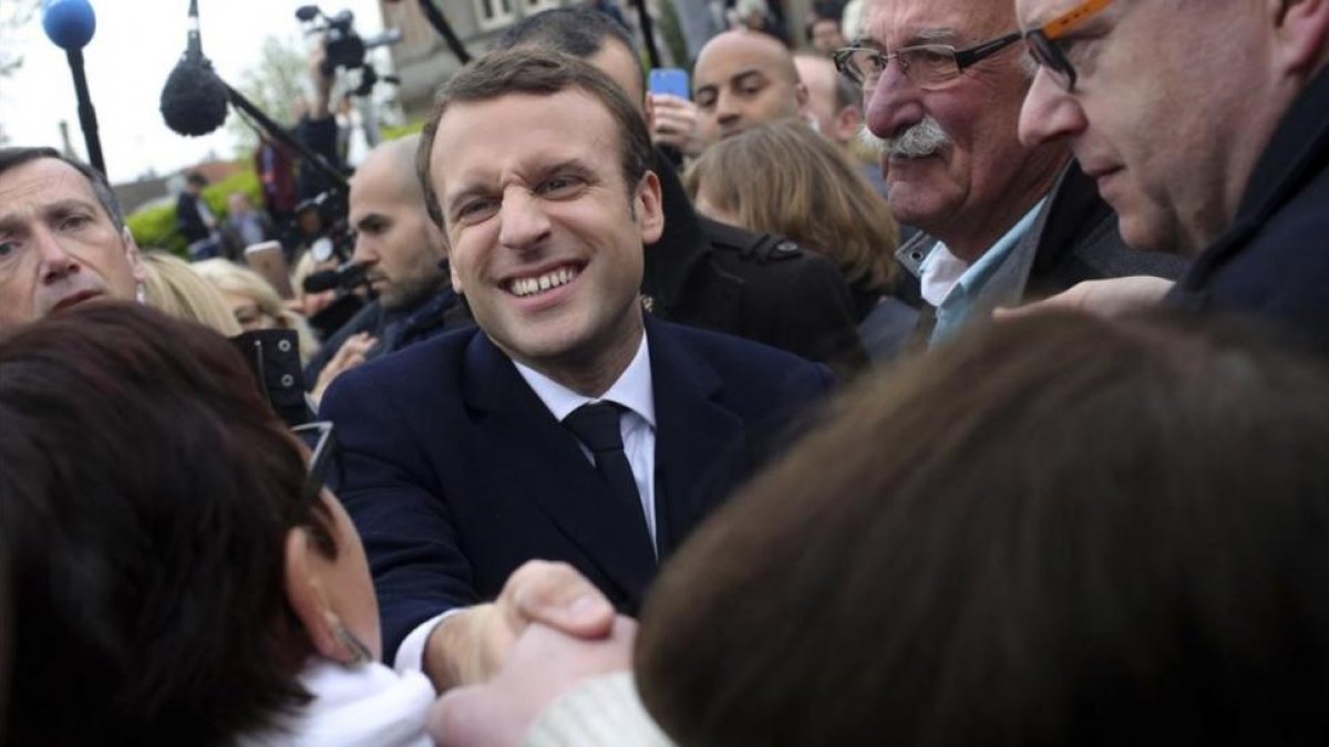 Macron saluda a simpatizantes tras votar en Le Touquet (norte).