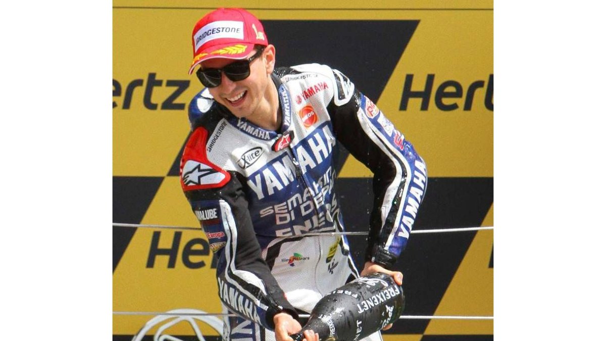 Lorenzo celebra en el podio su cuarta victoria en el Mundial.