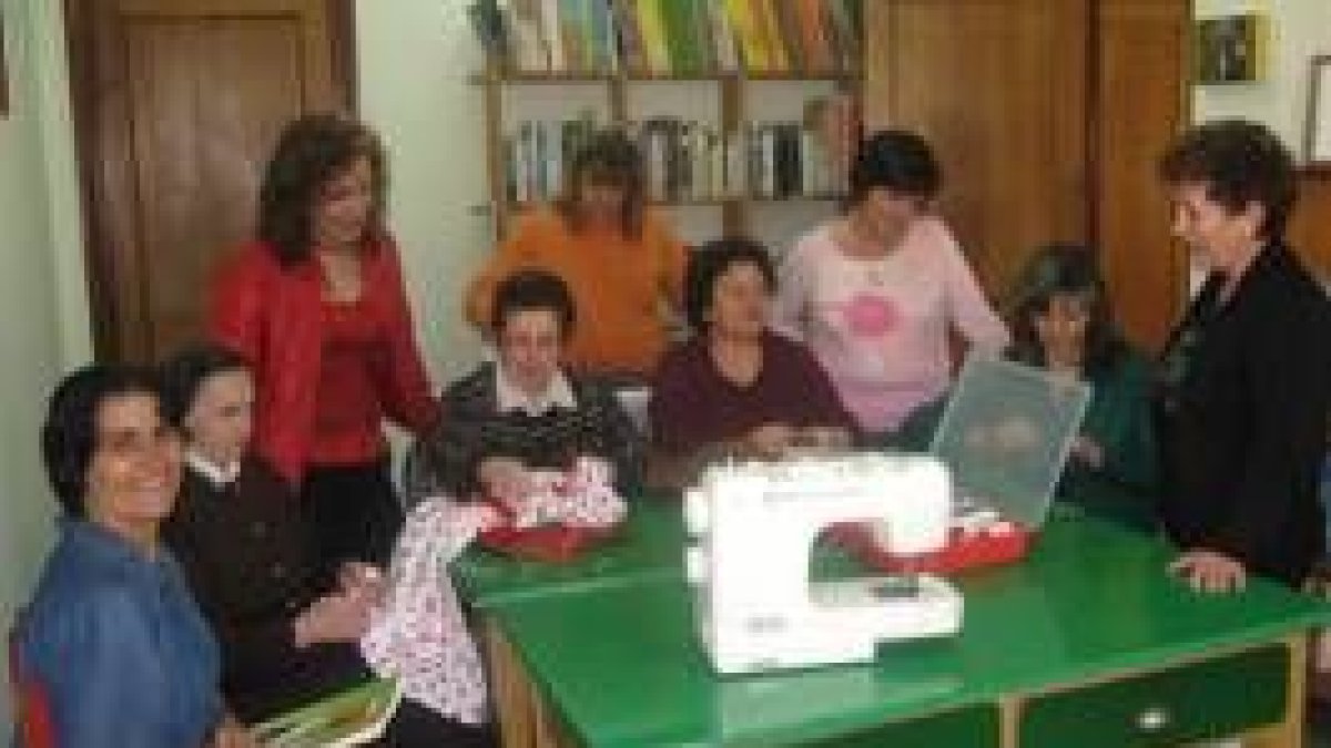 En la imagen, el grupo de mujeres que ha participado en los talleres de corte y confección de Ciñera