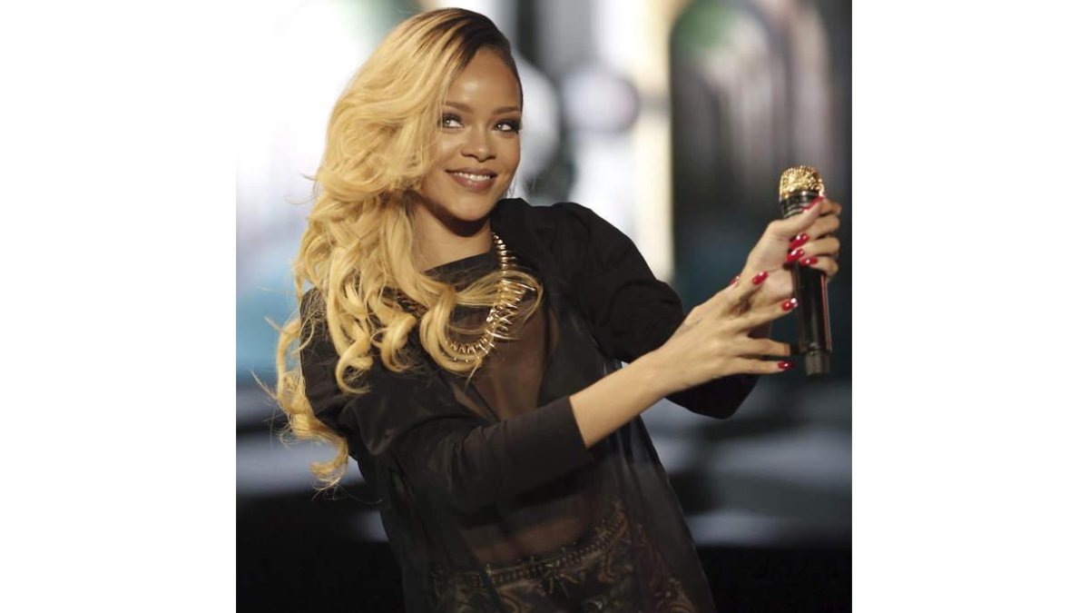 Foto de archivo que muestra a la cantante Rihanna en un concierto en Estambul.