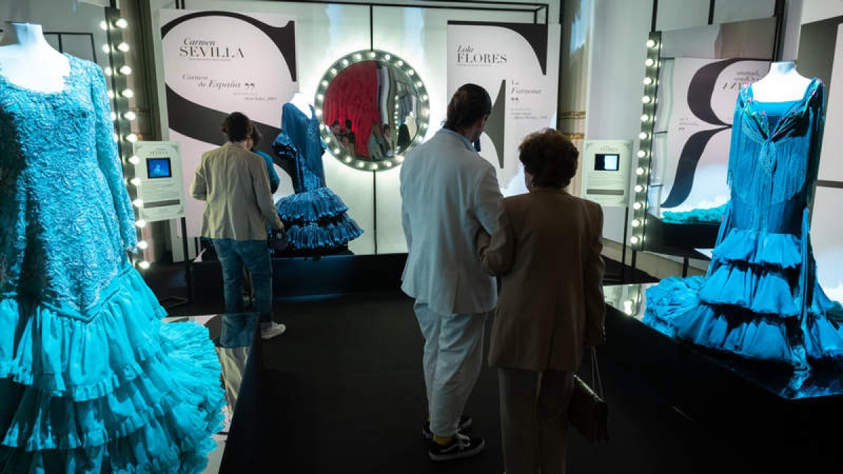 Vestidos de Lola Flores y Carmen Sevilla, entre otros trajes. FERNANDO VILLAS