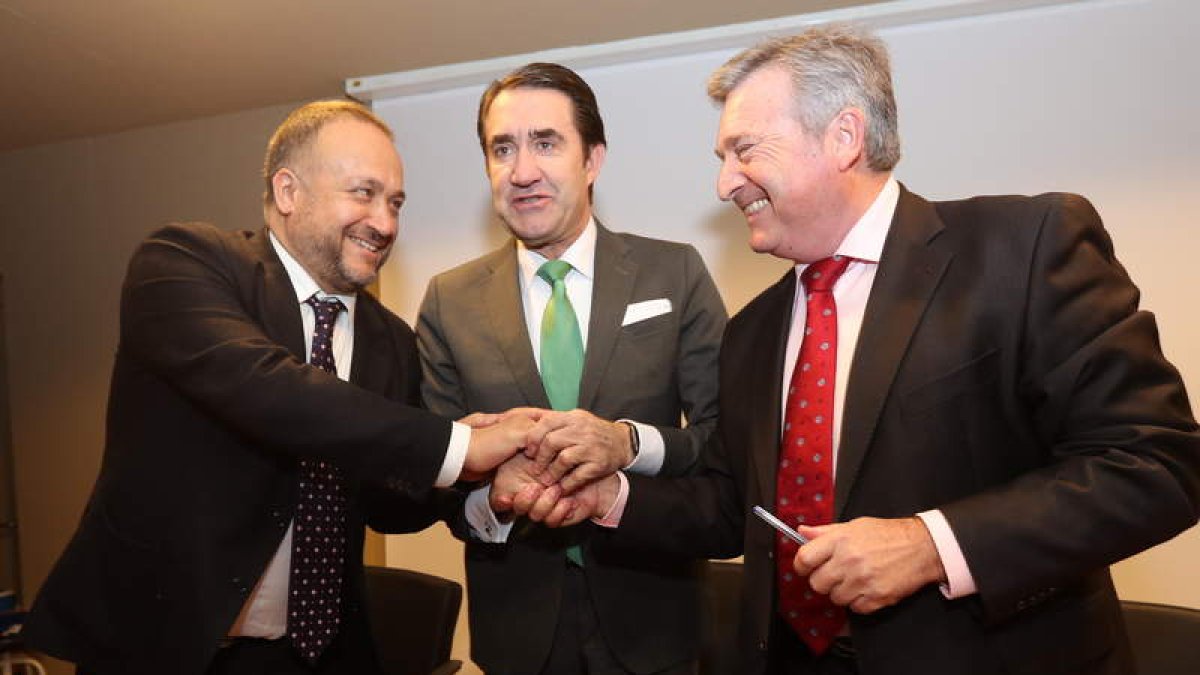 Gerardo Álvarez Courel, Juan Carlos Suárez Quiñones y Raúl Valcarce. L. DE LA MATA