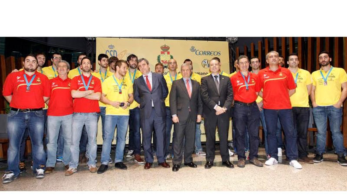 La selección española posa en la sede de Correos, su principal patrocinador, a donde acudió ayer tras llegar de Dinamarca con la medalla de bronce.
