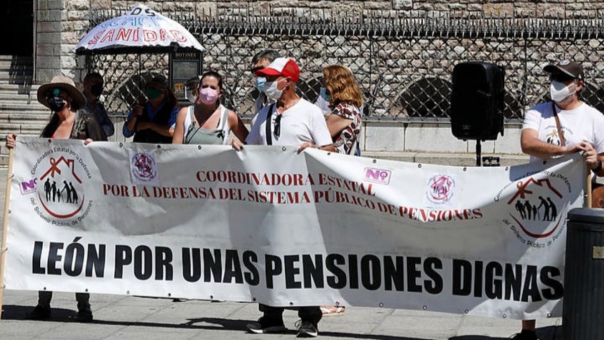 Concentración de los pensionistas frente a Botines. MARCIANO PÉREZ