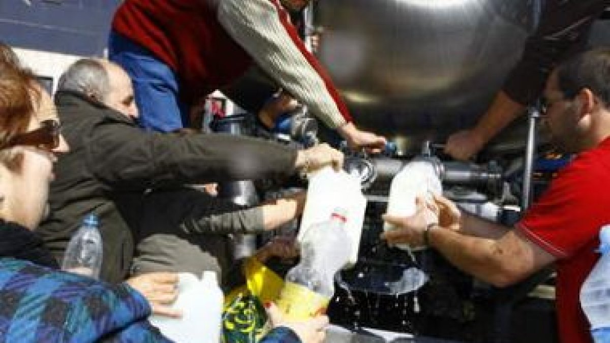 Reparto de leche gratis en León en señal de protesta por los bajos precios.