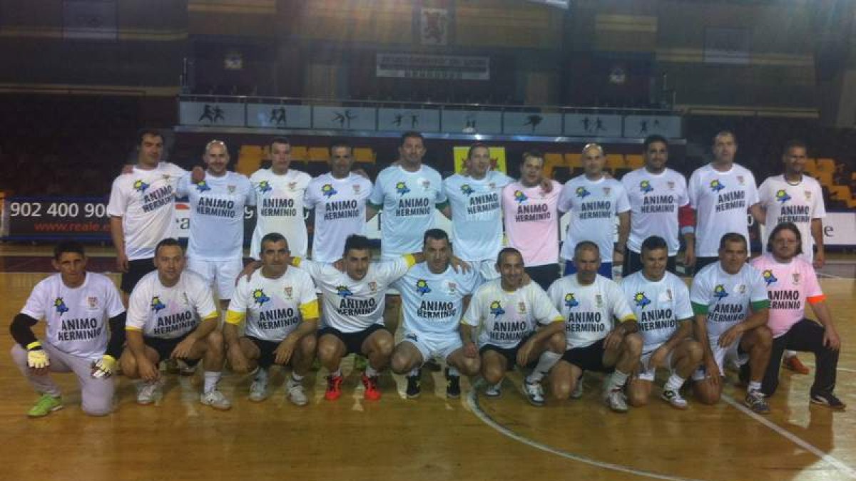 El Palco/Aba y Ginsa, antes de iniciar la disputa de la final, rindieron homenaje a Herminio.