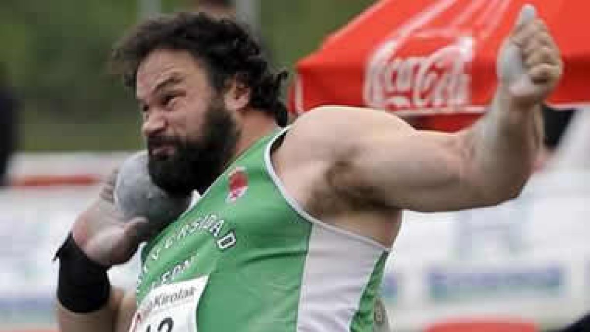 El lanzador de peso leonés Manolo Martínez durante una de sus últimas competiciones.