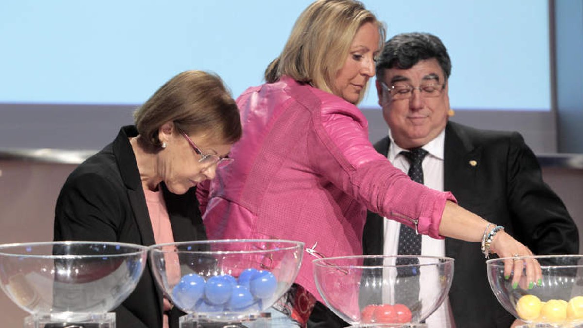 Sagrario González, presidenta del equipo maragato, extrajo una de las bolas en el sorteo pero esta vez no fue la de su equipo.