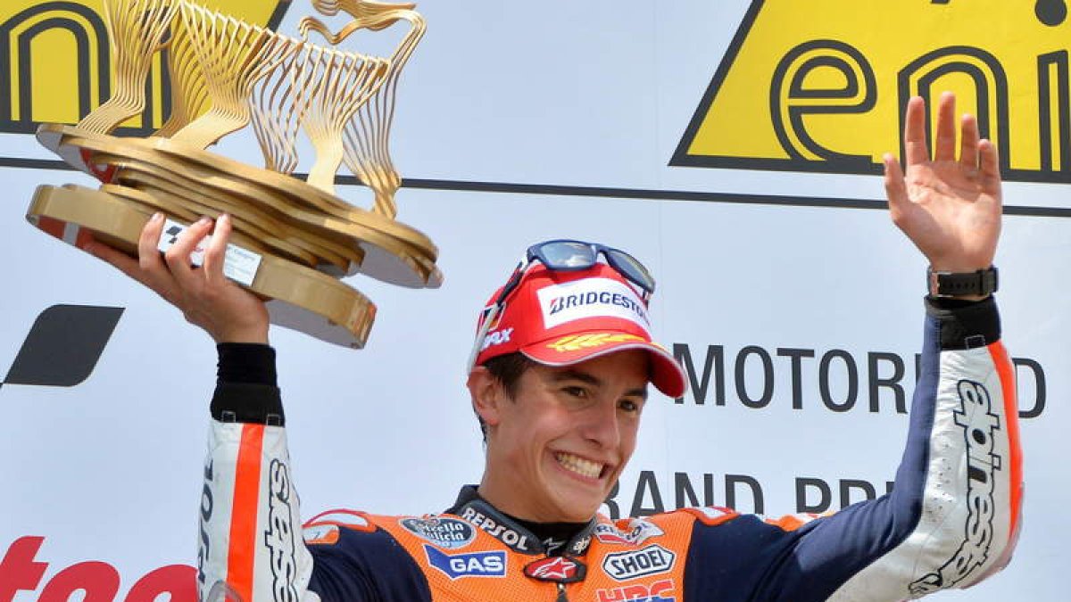 Márquez celebra en el primer cajón del podio la victoria y el liderato.