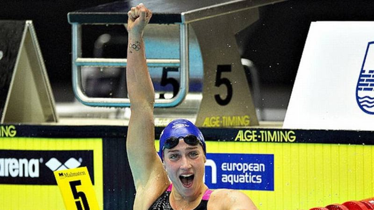 Mireia Belmonte, tras ganar el oro en los 200 metros mariposa de los Campeonatos de Europa en piscina corta.