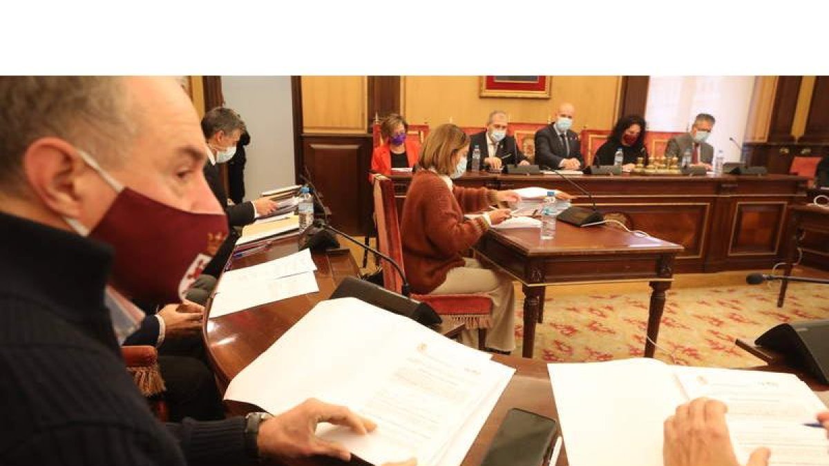 López Sendino, en primer plano, fue el encargado de negociar la adaptación de la moción para lograr el consenso. RAMIRO