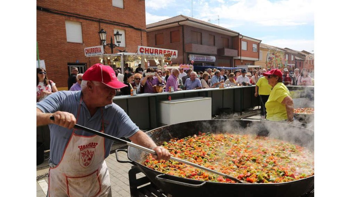 Las sartenes preparan la pimientada popular en la jornada en que Óscar López pregonó la feria.