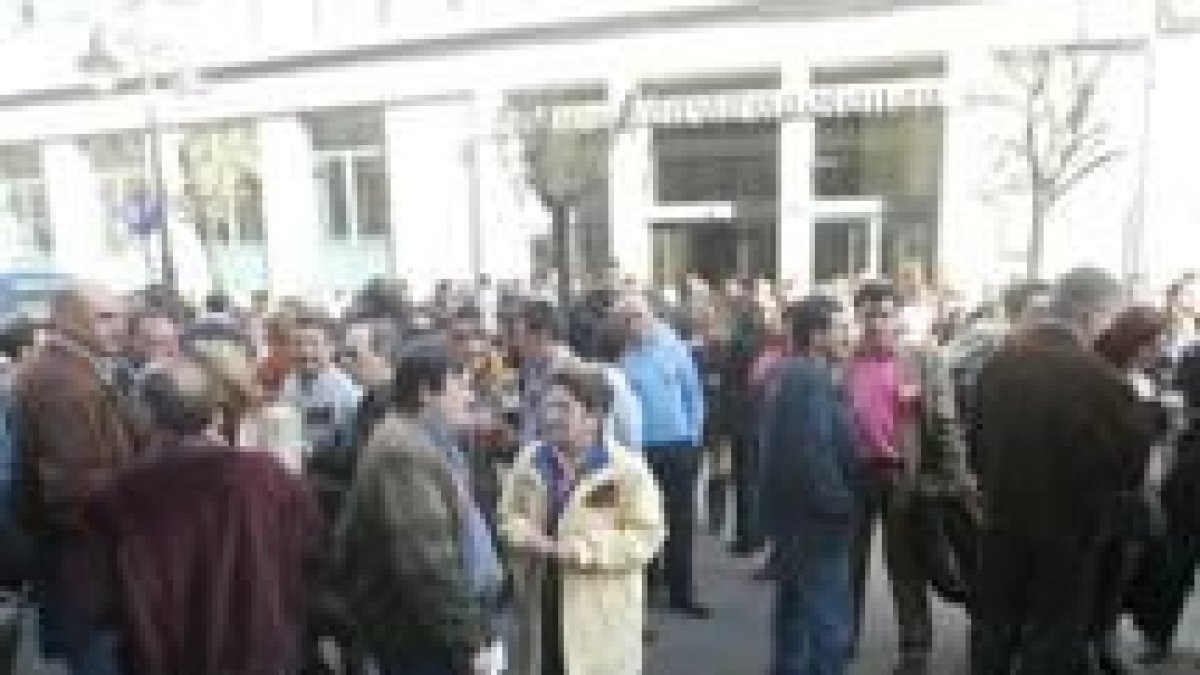 Un grupo de manifestantes cortó el tráfico durante unos minutos en Gran Vía de San Marcos