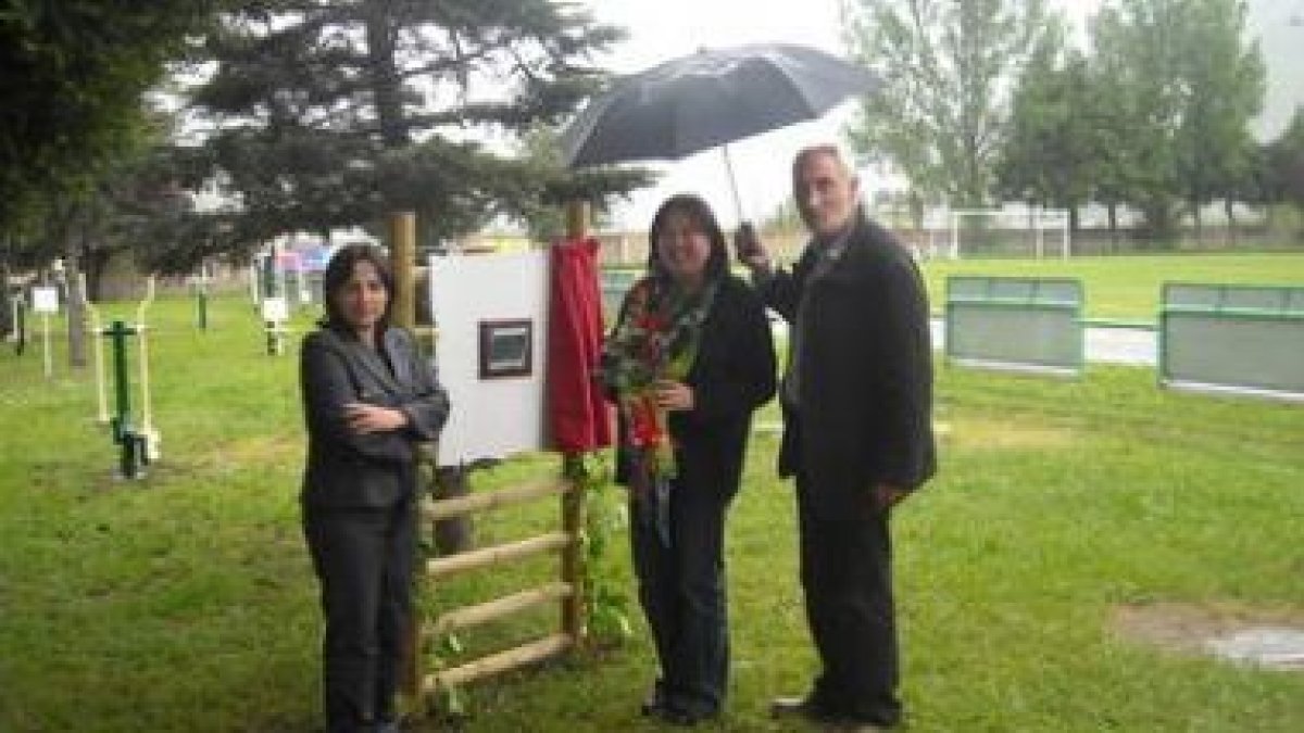 La alcadesa, junto a los concejales de Sanidad y de Deportes