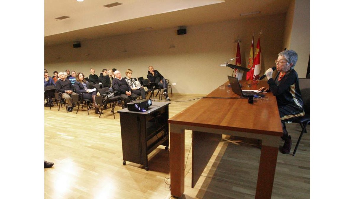 Momento de una conferencia impartida en Carracedelo.