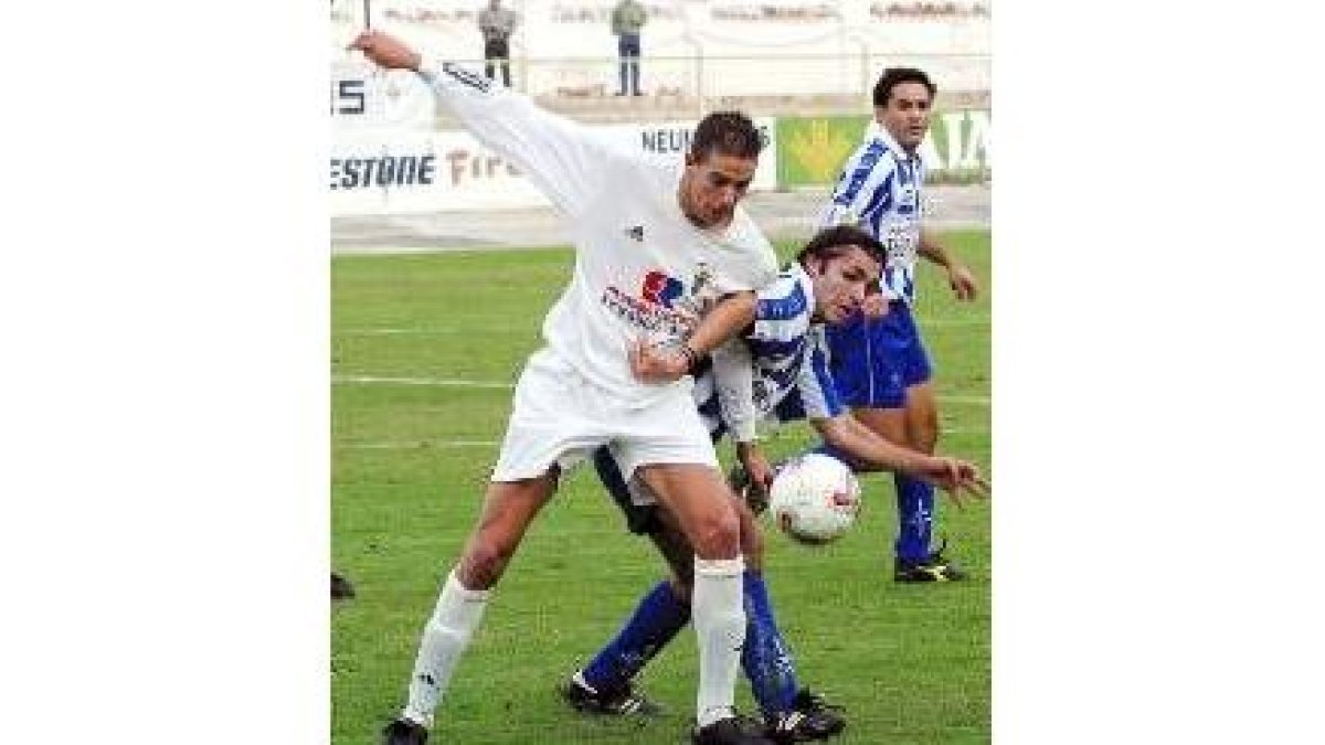 Panadero trata de hacerse con el control de una pelota en la medular