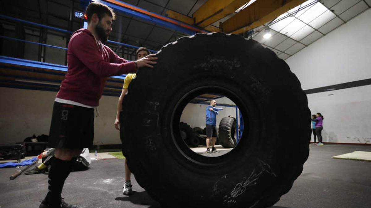 En el Crossfit utilizan neumáticos de camión, o de tractor, que llegan a los 150 kilos, además de pesas, trineos, cuerdas y cualquier objeto pesado. JESÚS F. SALVADORES