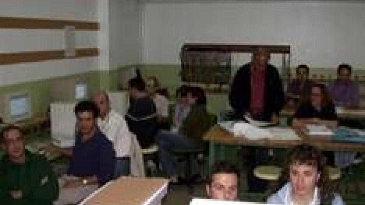 Los alumnos, en una de las sesiones para aprender cómo almacenar alimentos en condiciones higiénicas
