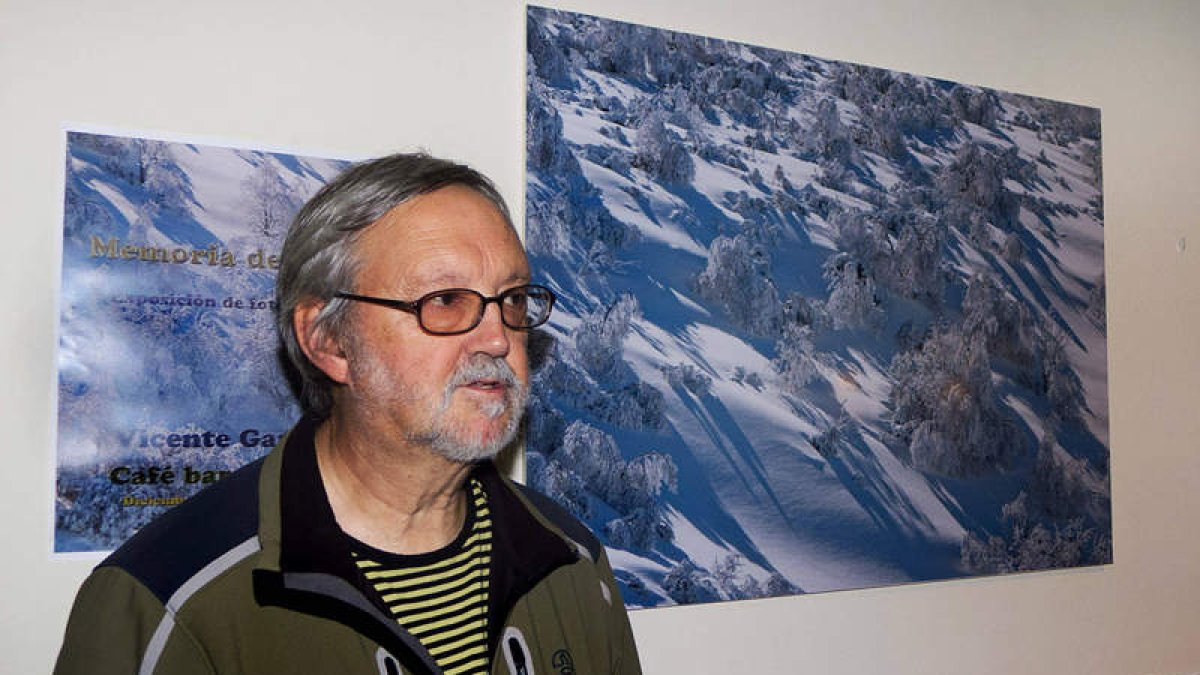 Vicente García junto a una de sus obras.