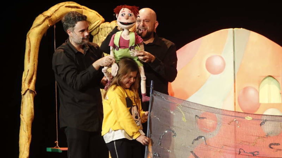 Títeres en el Teatro San Francisco para conmemorar el Día Internacional del Migrante. RAMIRO