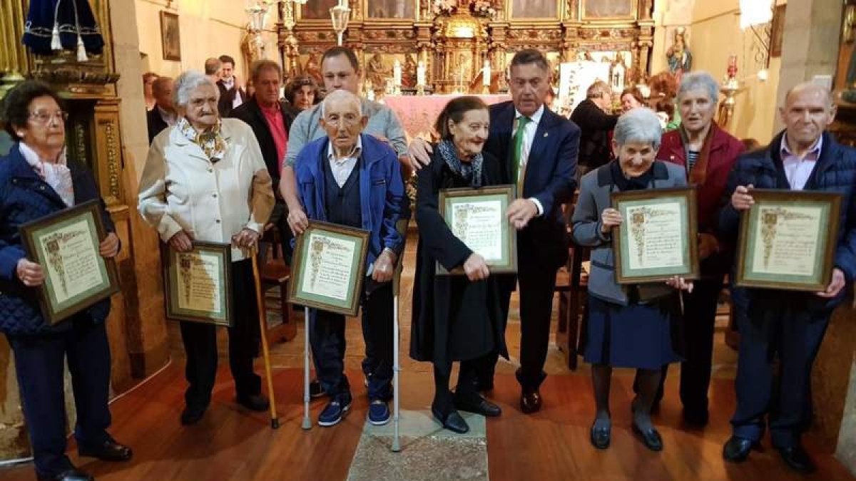 Tres jóvenes confeccionan ramos de capilotes. CAMPOS