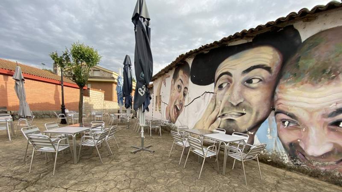 El rock and roll le llevó a abrir la Sala Quijote en los noventa y a presentar desde entonces el programa ‘Terciopelo Azul’ en Radio Cima. Y el rock and roll, mezclado con el Bierzo y las páginas de Diario de León, es lo que ofrece Carlos Rodríguez en La Destilería. ANA F. BARREDO