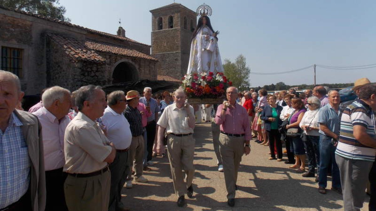 Los típicos puestos de avellanas y frutos se dieron cita. PLANILLO